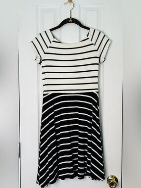 NWT LOFT Women’s Black/Cream Stripe Short Sleeve Fit and Flare Dress Size XXSP